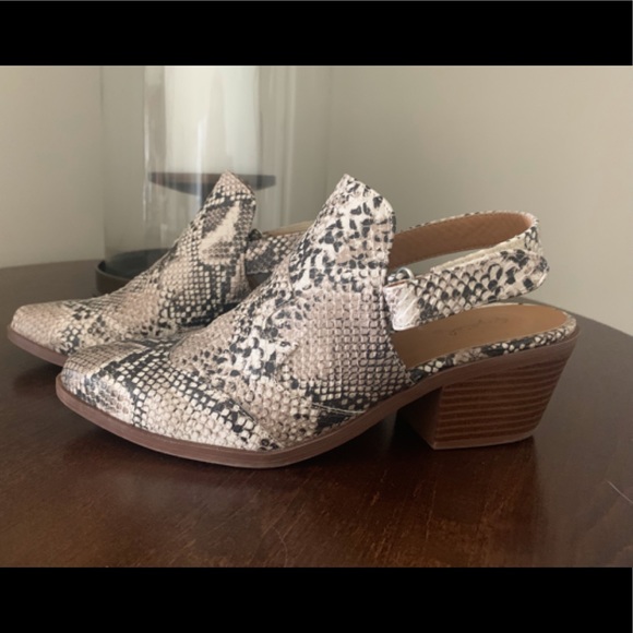 Qupid Shoes - Snakeskin Pattern Slingback Shoes